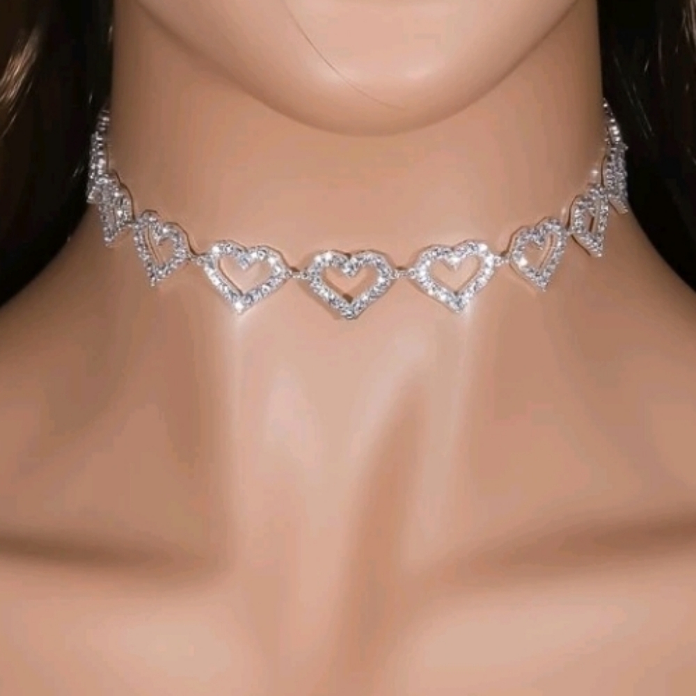 Rhinestone heart decor necklace